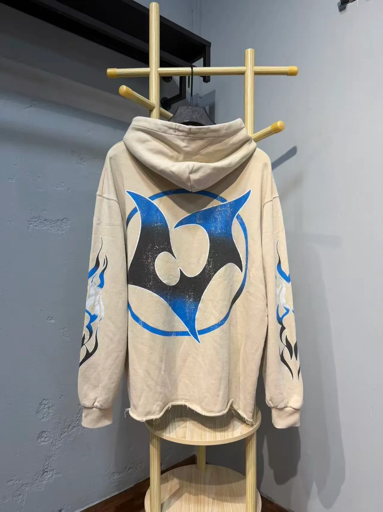 Hoodie Beige et Bleu Oversized avec Impression Graphique Avant et Arrière 7