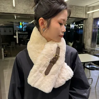 Cachecol bege marrom plush faux-fur acentuada com cinto