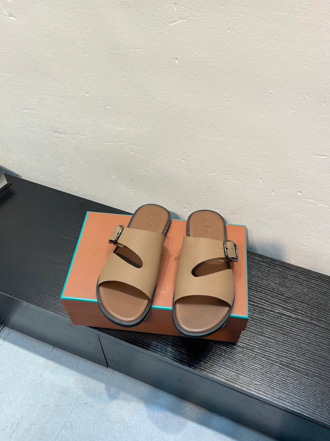 صنادل كاجوال بيج ذو حزامتين مع إبزيم 2