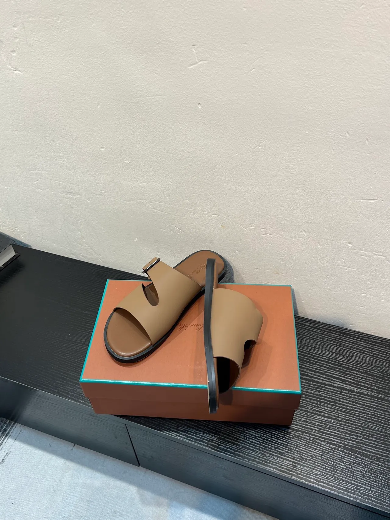 صنادل كاجوال بيج ذو حزامتين مع إبزيم 4