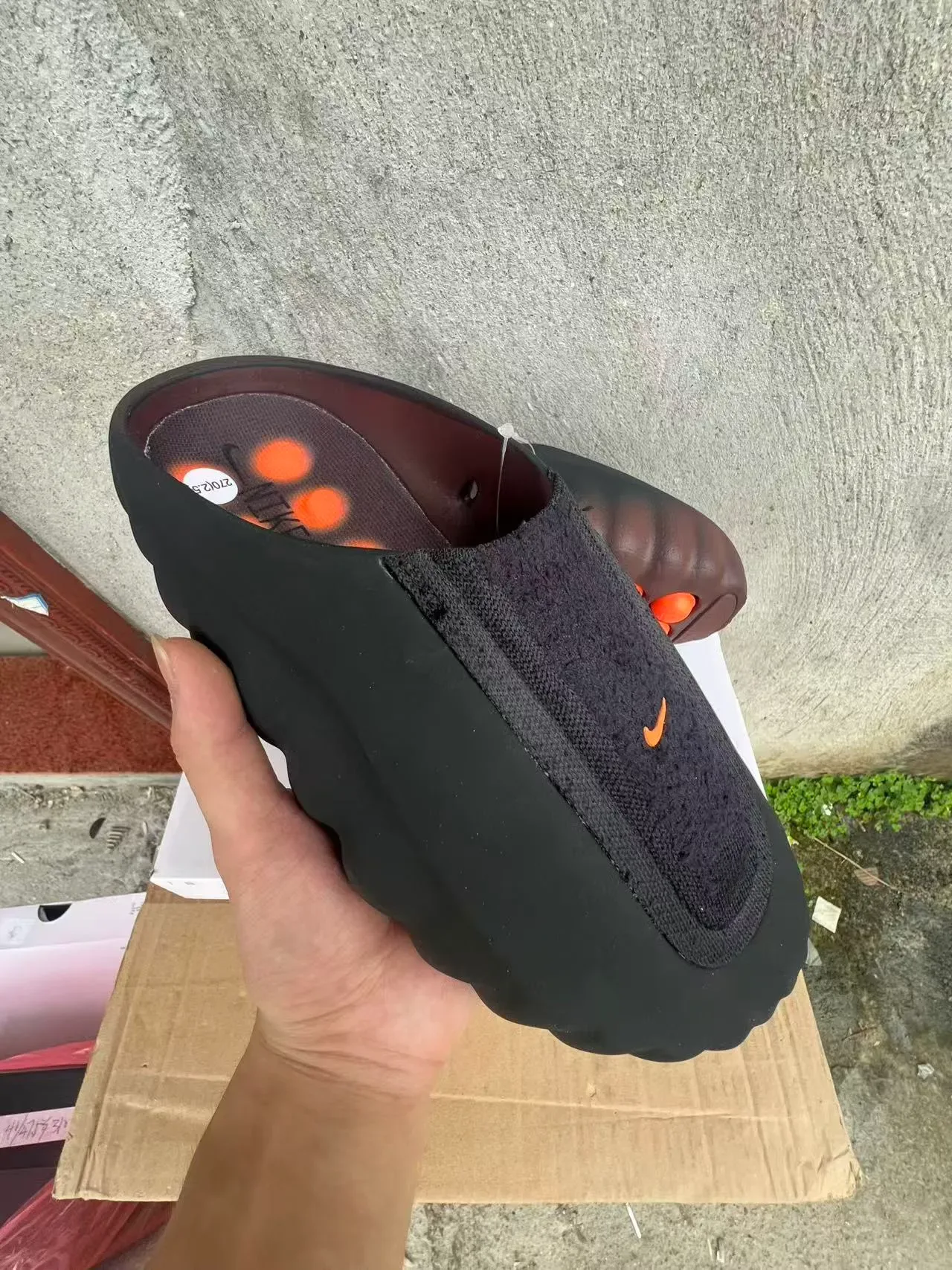 Tênis casual de couro preto e marrom slip-on 2