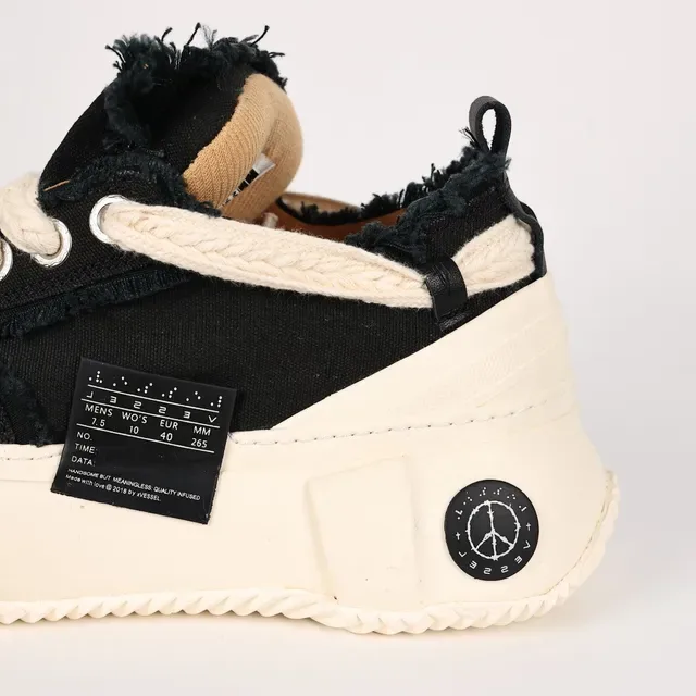 Sneakers lifestyle noir et beige semelle chunky sculptée tige textile frayé 4