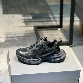 Zapatilla Lifestyle Negra con Suela Chunky de Malla y Superposición Sintética