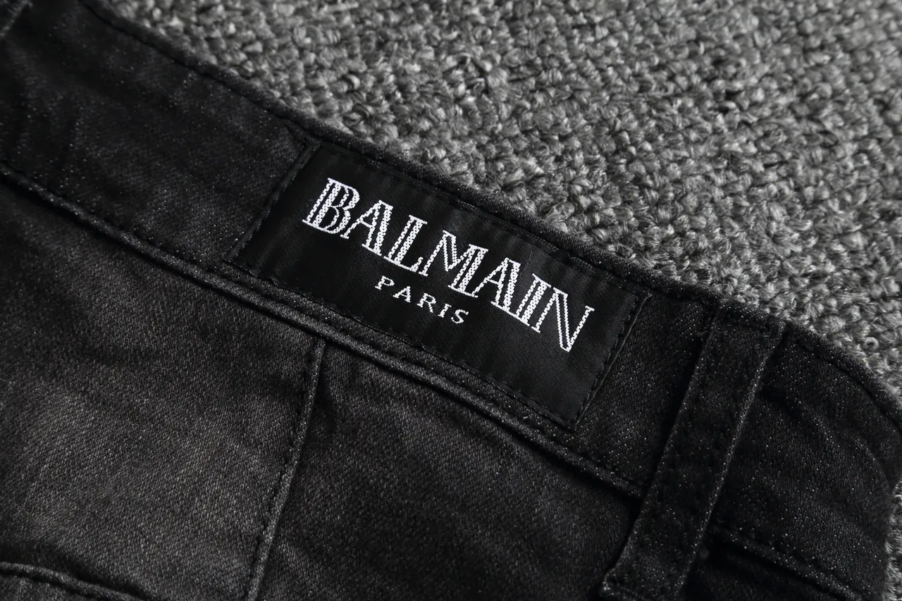 Shorts en denim noir déchirés avec poches cargo et accent de fermeture éclair 3