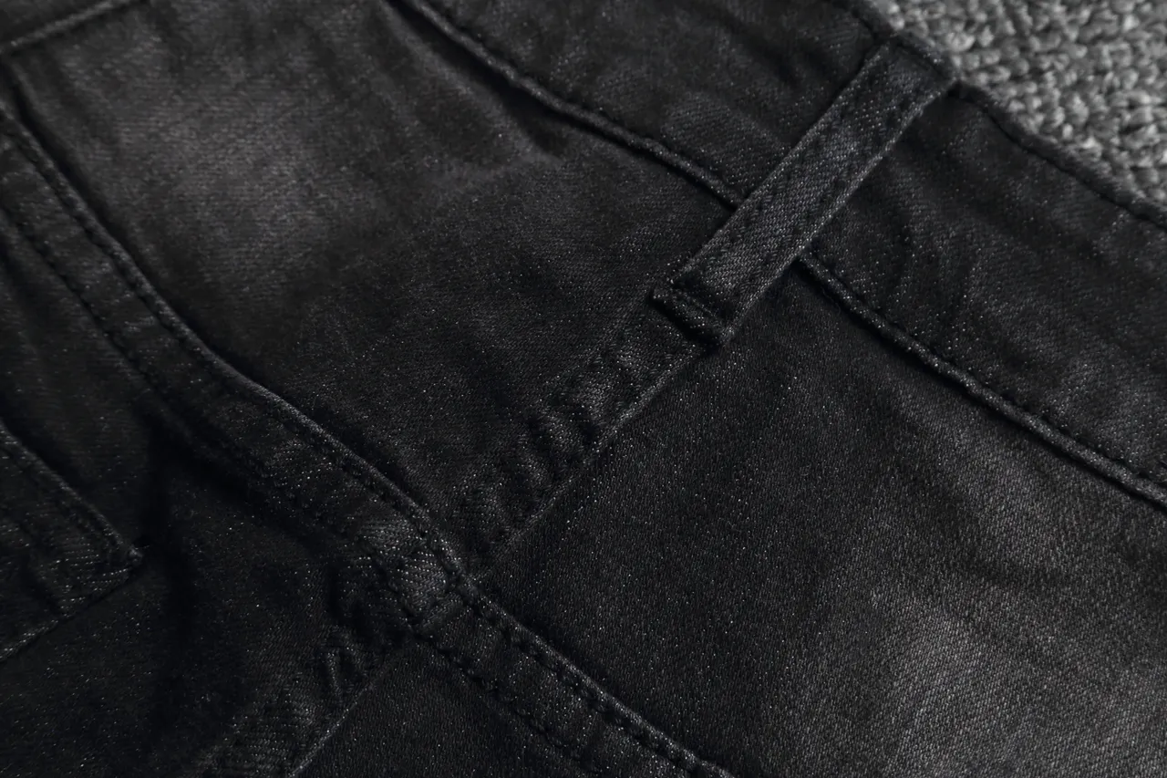 Shorts en denim noir déchirés avec poches cargo et accent de fermeture éclair 4