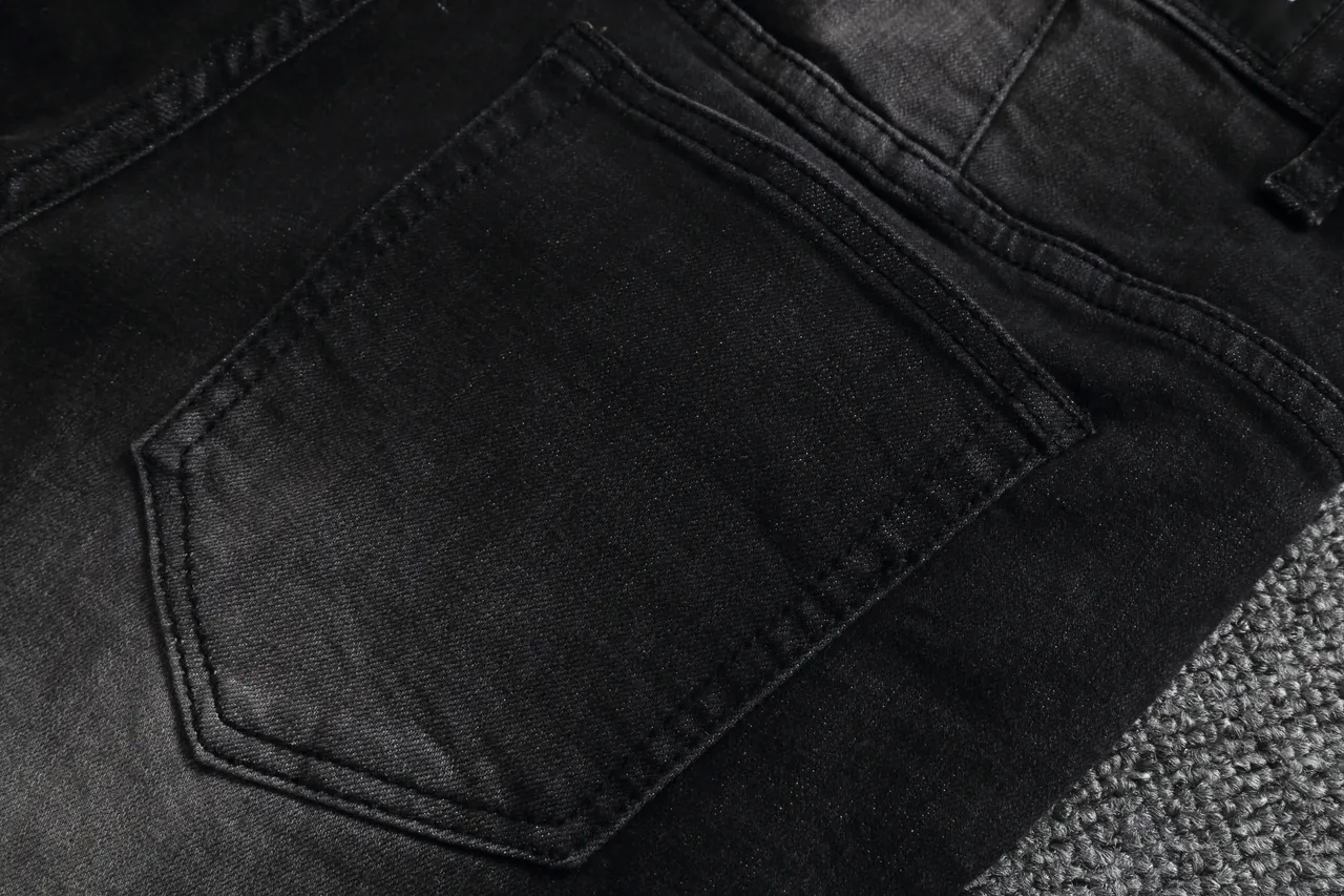 Shorts en denim noir déchirés avec poches cargo et accent de fermeture éclair 5