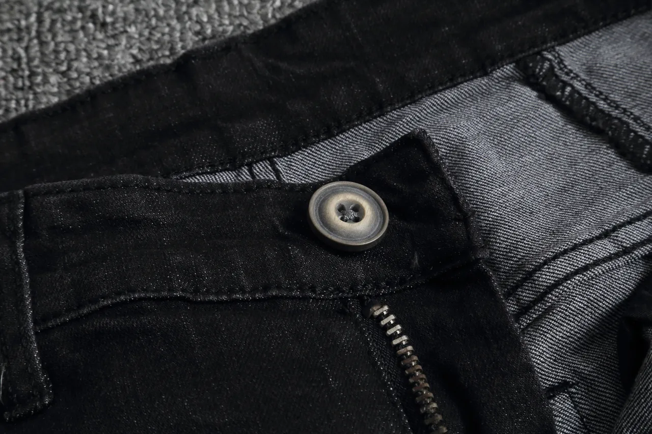 Shorts en denim noir déchirés avec poches cargo et accent de fermeture éclair 6