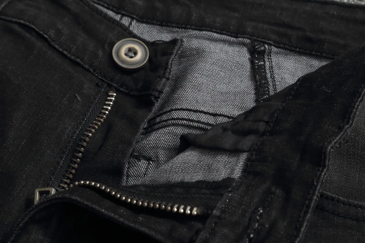 Shorts en denim noir déchirés avec poches cargo et accent de fermeture éclair 8