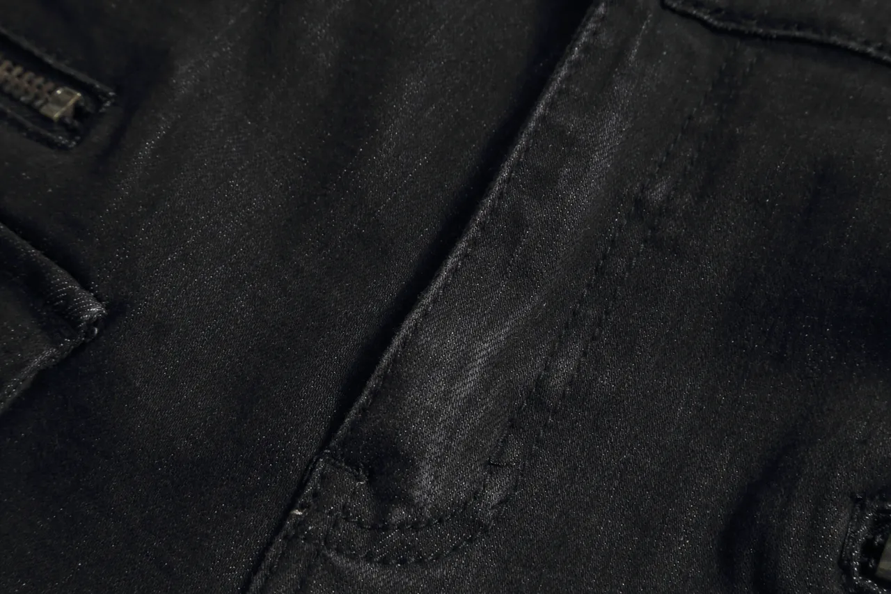 Shorts en denim noir déchirés avec poches cargo et accent de fermeture éclair 9