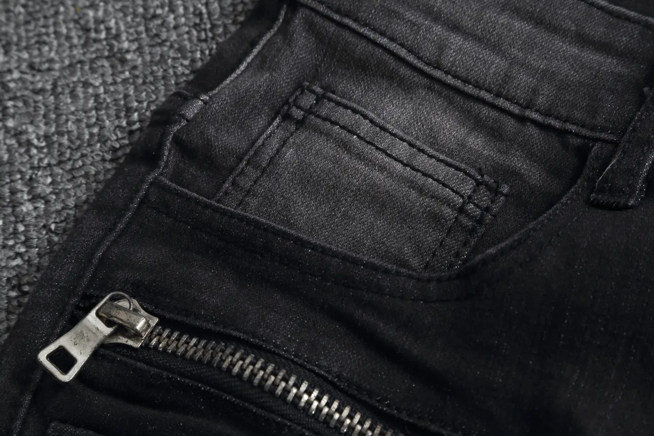 Shorts en denim noir déchirés avec poches cargo et accent de fermeture éclair 10