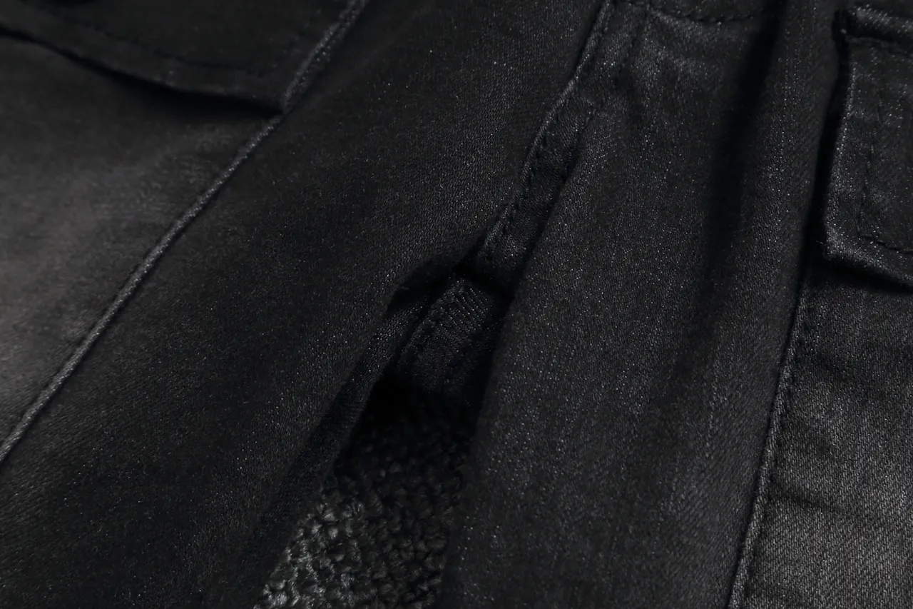 Shorts en denim noir déchirés avec poches cargo et accent de fermeture éclair 11