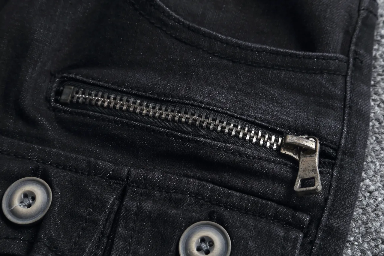 Shorts en denim noir déchirés avec poches cargo et accent de fermeture éclair 12