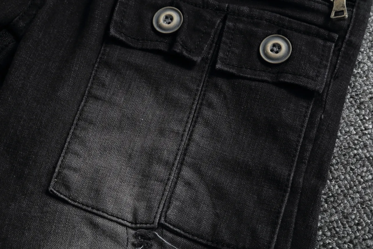 Shorts en denim noir déchirés avec poches cargo et accent de fermeture éclair 13