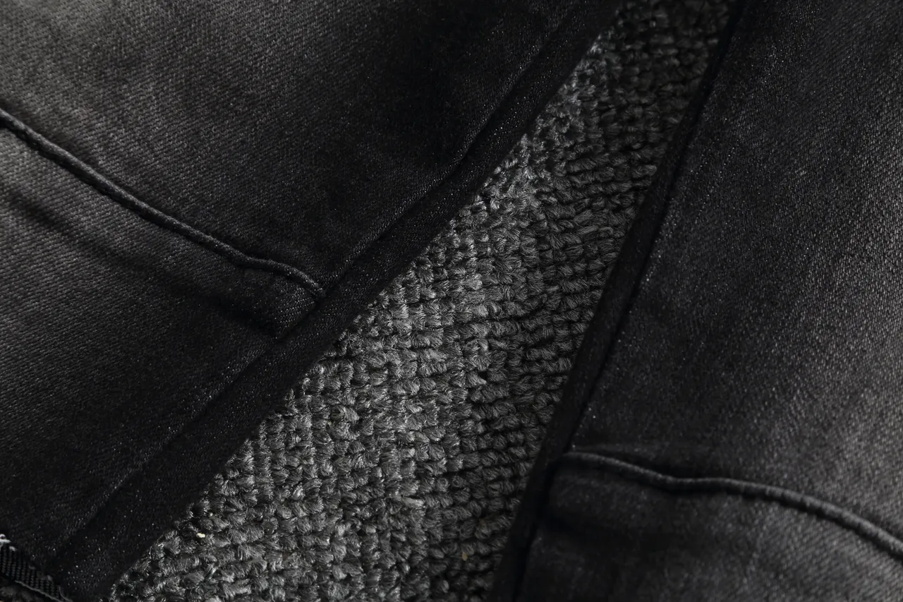 Shorts en denim noir déchirés avec poches cargo et accent de fermeture éclair 14