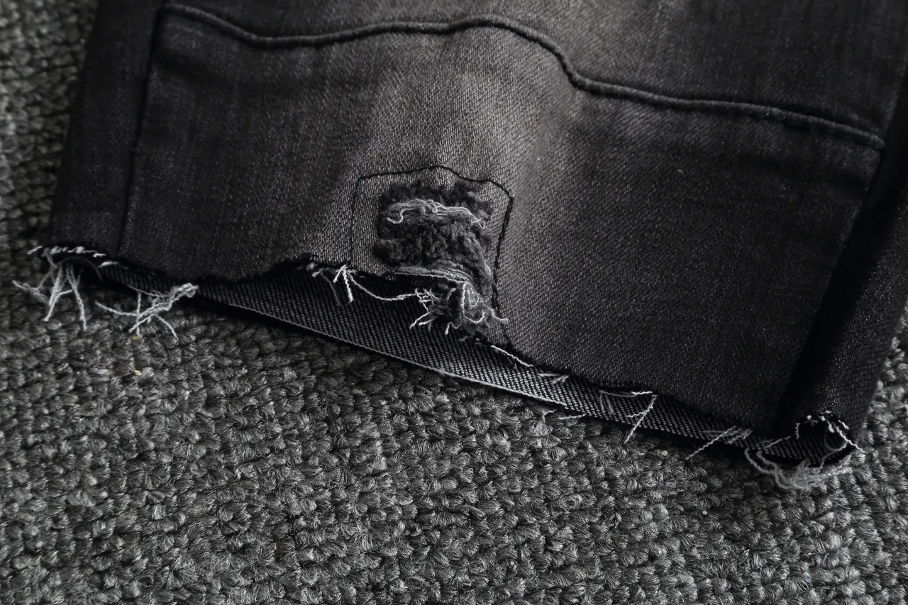Shorts en denim noir déchirés avec poches cargo et accent de fermeture éclair 15