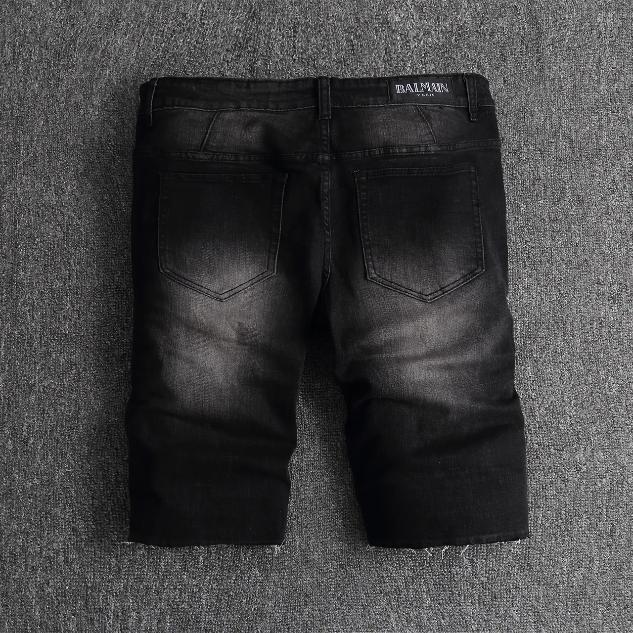 Shorts en denim noir déchirés avec poches cargo et accent de fermeture éclair 16