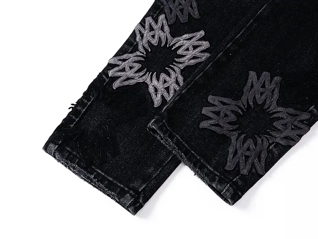 بناطيل جينز سوداء distressed مطرزة floral slim-fit 12
