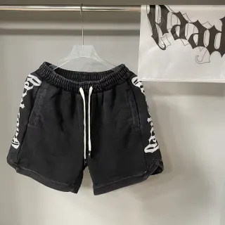 شورتات سوداء مطبوعة جرافيكية بحزام سحب