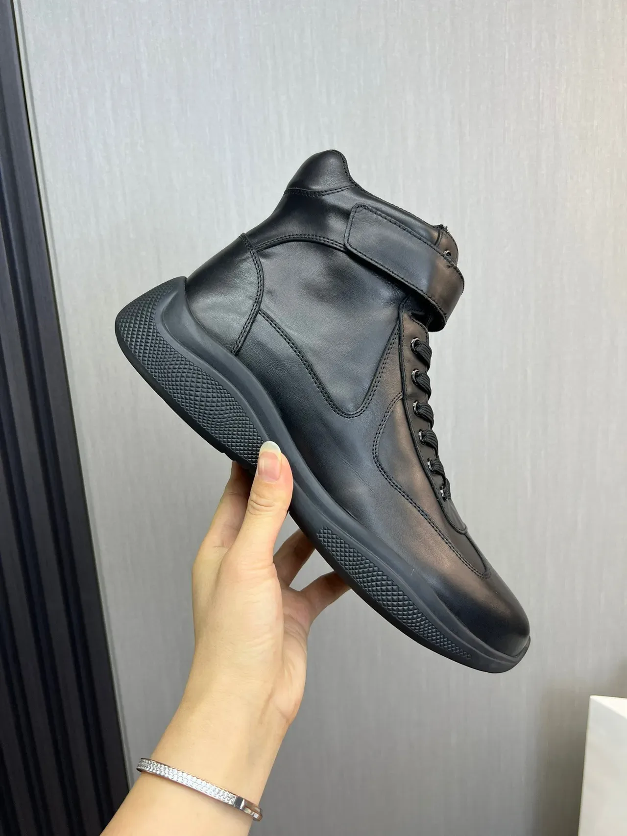 黑色高帮光滑皮革靴 4