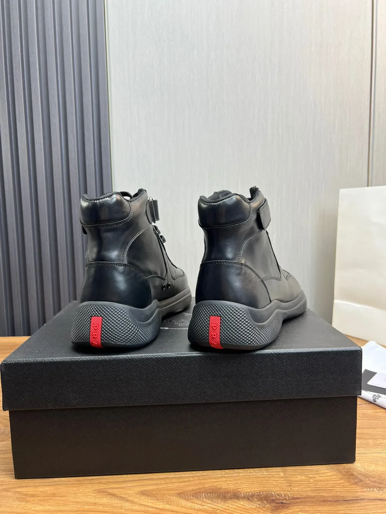 黑色高帮光滑皮革靴 6