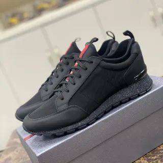 Sneaker lifestyle negro con mediasuela granulada y acento rojo