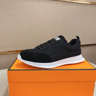 حذاء رياضي أسود أبيض شبكي كاب تو سويد
