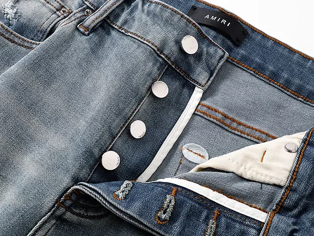 Shorts en jean bleu noir lavé clair déstructuré de longueur mi-cuisse 10