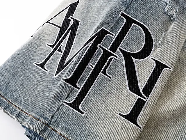 Shorts en jean bleu noir lavé clair déstructuré de longueur mi-cuisse 11