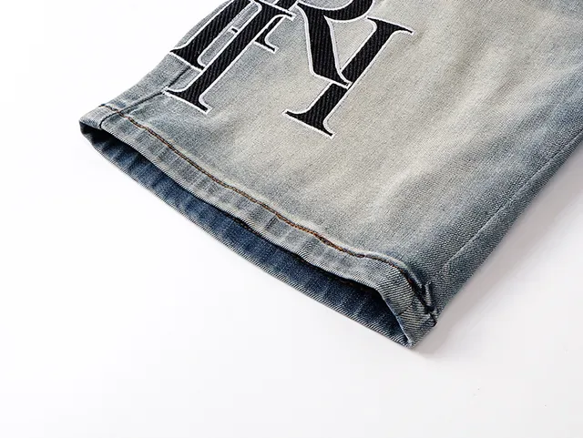 Shorts en jean bleu noir lavé clair déstructuré de longueur mi-cuisse 12