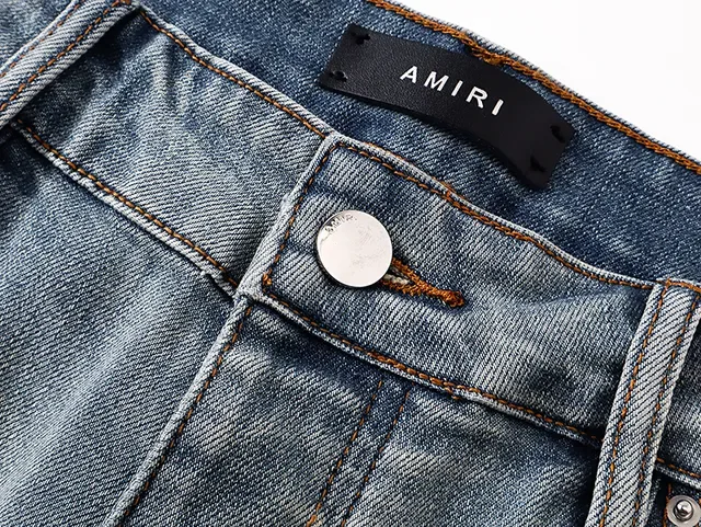 Shorts en jean bleu noir lavé clair déstructuré de longueur mi-cuisse 15