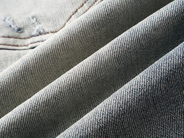 Shorts en jean bleu noir lavé clair déstructuré de longueur mi-cuisse 16