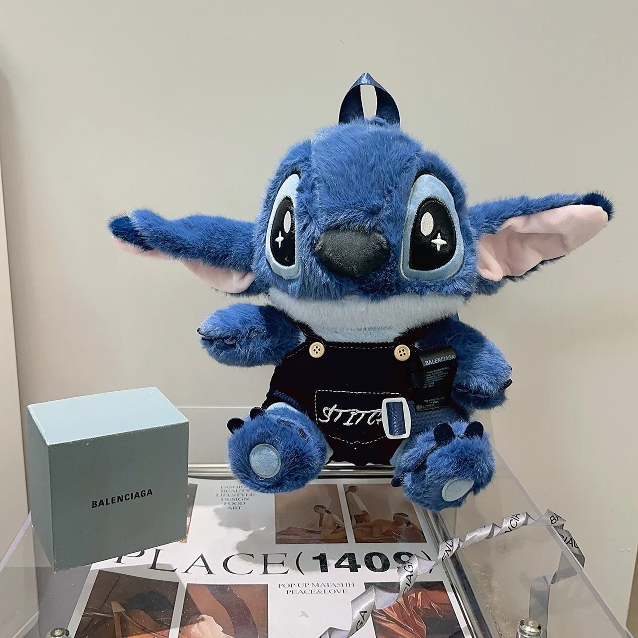 Sac à dos bleu noir avec personnage en peluche, détail de nom brodé 2