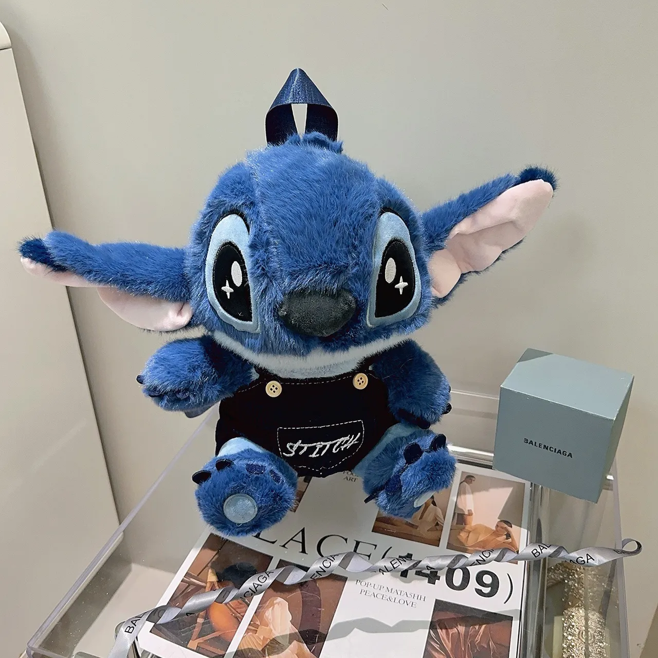 Sac à dos bleu noir avec personnage en peluche, détail de nom brodé 3