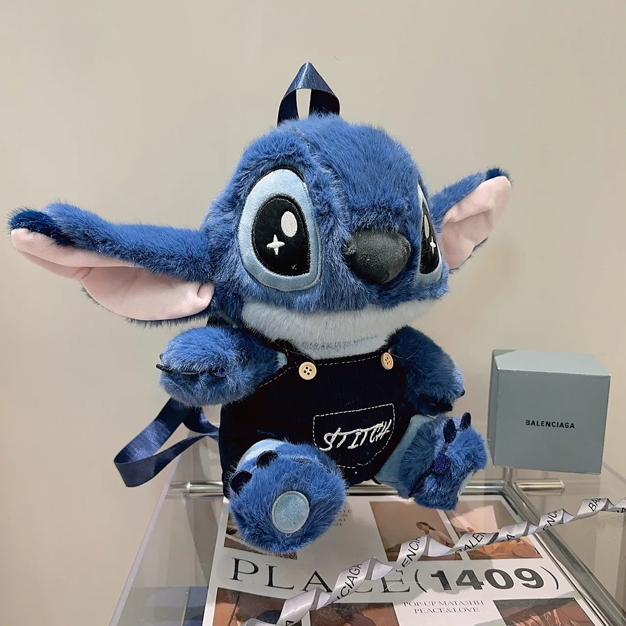 Sac à dos bleu noir avec personnage en peluche, détail de nom brodé 4