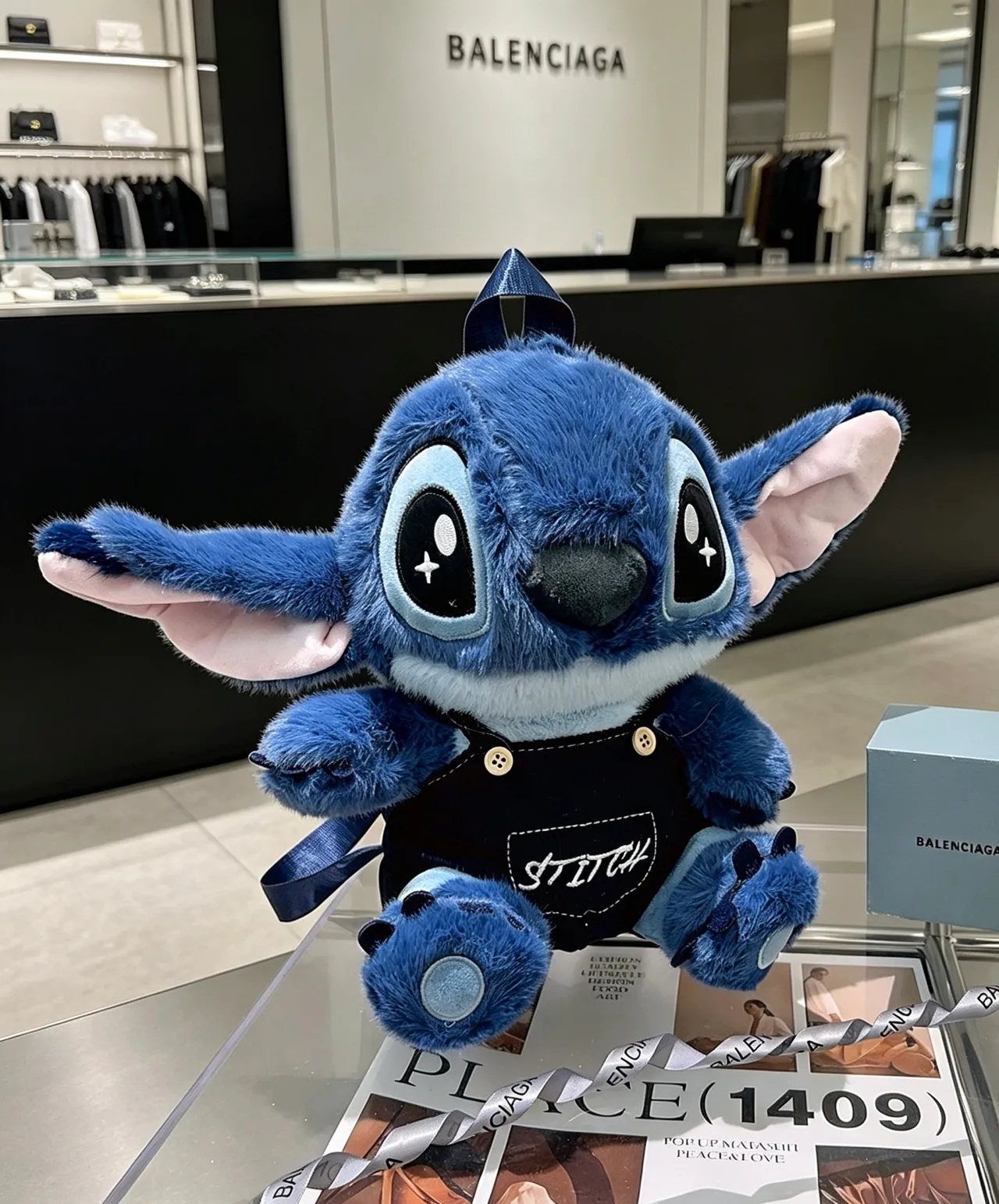Sac à dos bleu noir avec personnage en peluche, détail de nom brodé 5