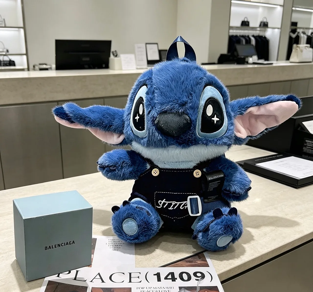 Sac à dos bleu noir avec personnage en peluche, détail de nom brodé 6