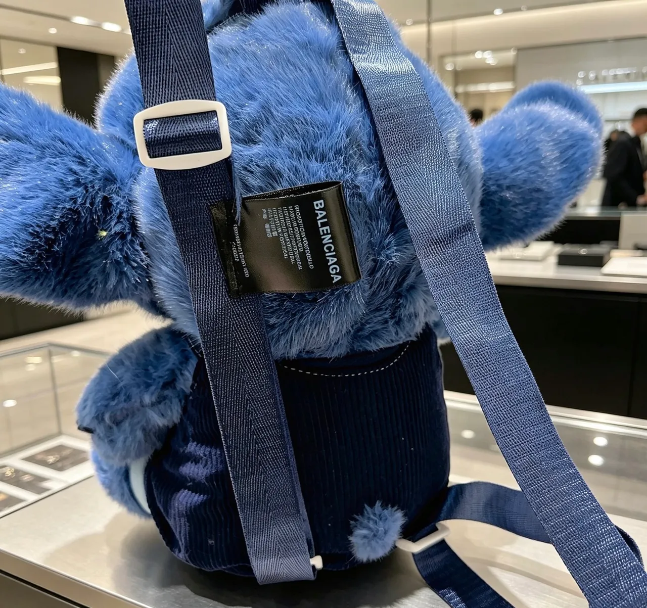 Sac à dos bleu noir avec personnage en peluche, détail de nom brodé 7