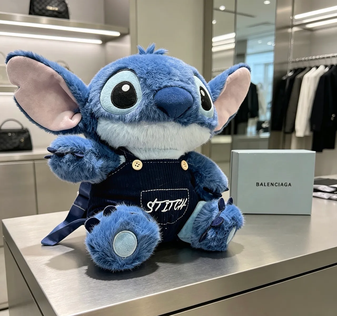 Sac à dos bleu noir avec personnage en peluche, détail de nom brodé 8