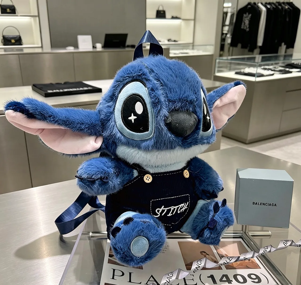 Sac à dos bleu noir avec personnage en peluche, détail de nom brodé 9