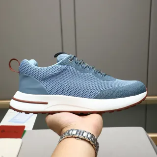 حذاء رياضي أزرق وبني بـ upper شبيكي midsole أبيض سميك