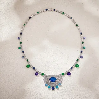 Collier avec pendentif gem-set bleu multicolor et accents cabochon multi-pierres