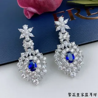 Brincos pendentes azuis e prateados com motivo floral