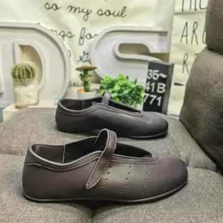 Zapatos Mary Jane de suela plana marrón con cierre T-strap