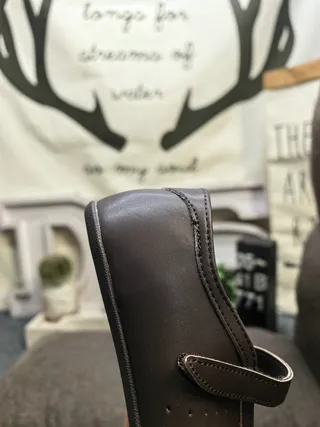 حذاء ماري جين بني كعب مسطح مع إغلاق T-strap 3