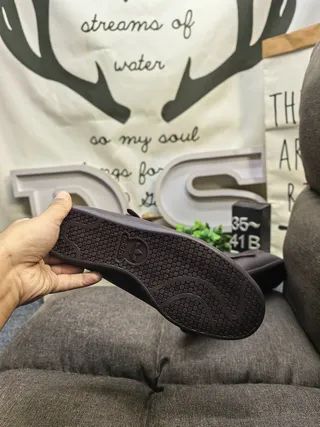 حذاء ماري جين بني كعب مسطح مع إغلاق T-strap 4