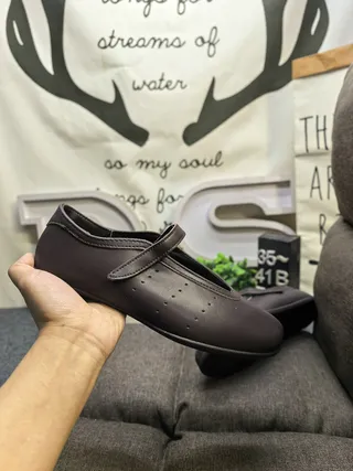 حذاء ماري جين بني كعب مسطح مع إغلاق T-strap 5