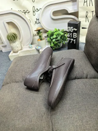 حذاء ماري جين بني كعب مسطح مع إغلاق T-strap 6