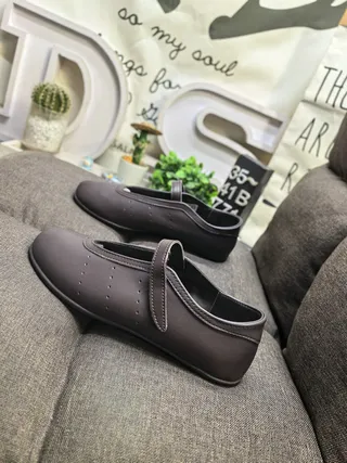 حذاء ماري جين بني كعب مسطح مع إغلاق T-strap 7