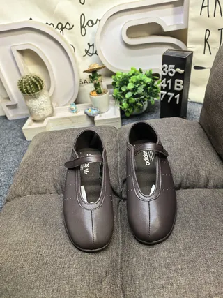 حذاء ماري جين بني كعب مسطح مع إغلاق T-strap 10