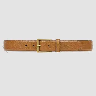 Cinto de couro marrom dourado com textura de guijo e fivela retangular